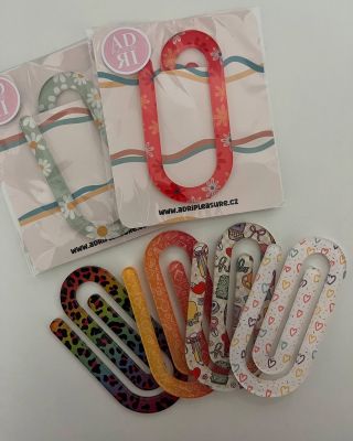 Máte už svoji Jumbopaperclip? ❤️ Na výběr z mnoha motivů a můžete si je i doplnit o své jméno nebo dat jako osobní dárek....